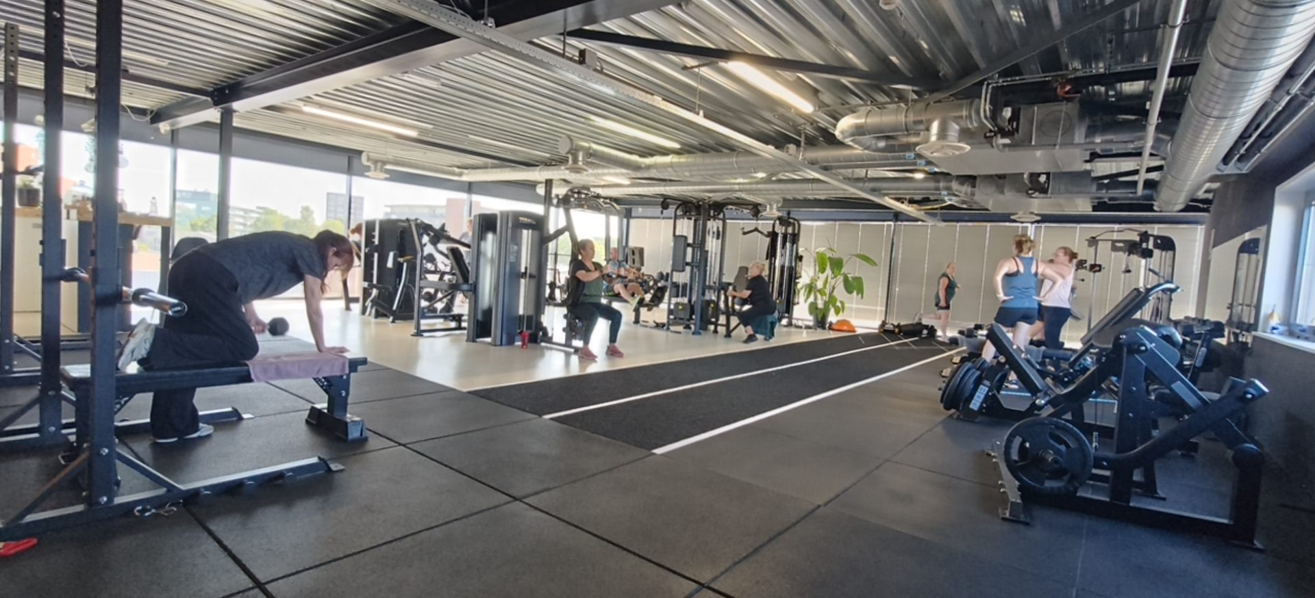De fitnessvloer bij Fit Up Leiderdorp