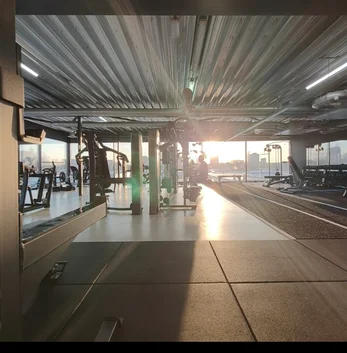 Fit Up Leiderdorp bij zonsondergang — online coachingleden trainen waar ze willen