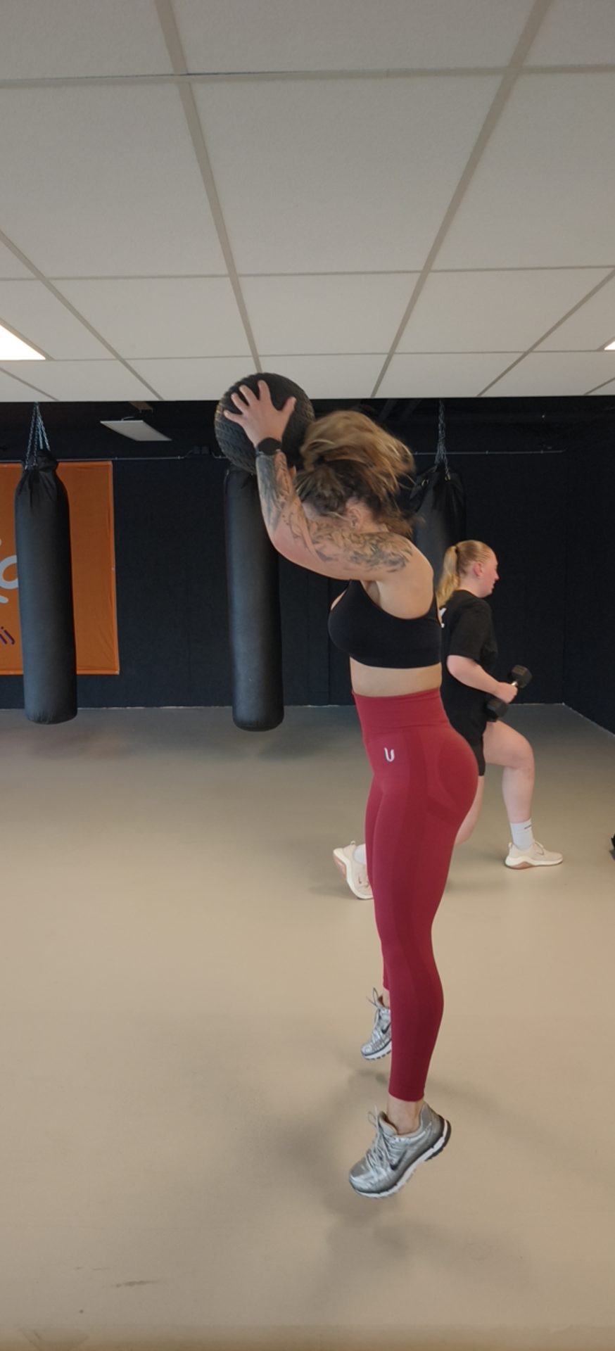 Medicine ball training tijdens groepsles bij Fit Up Leiderdorp