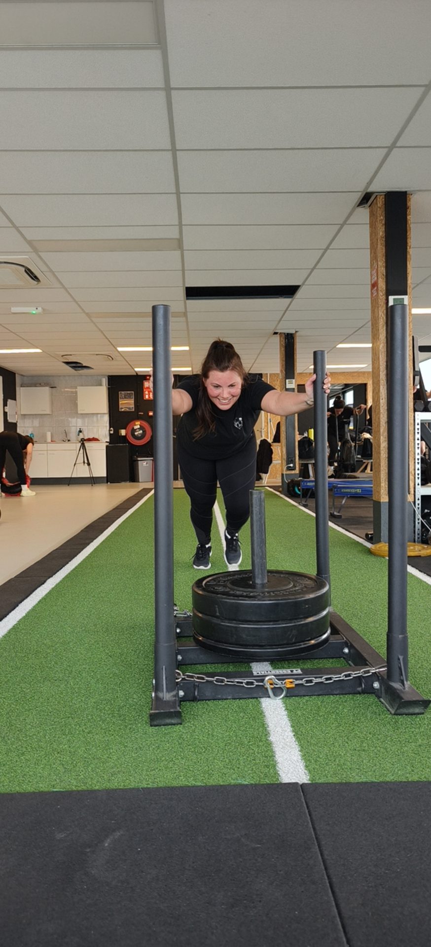 Sled push tijdens Powerhour bij Fit Up Leiderdorp
