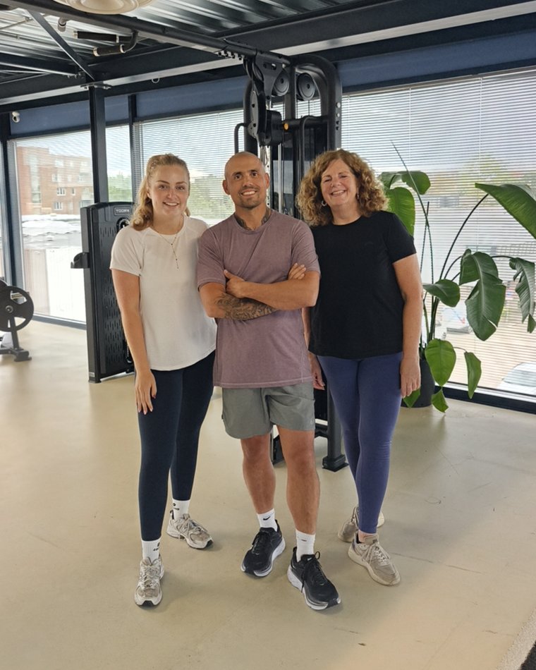 Julia en Monique samen tijdens personal training bij Fit Up Leiderdorp