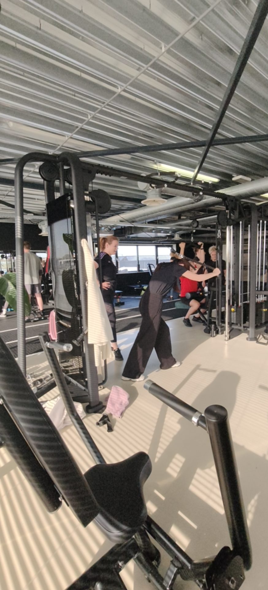 Coach begeleidt een Small Group Personal Training sessie bij Fit Up Leiderdorp